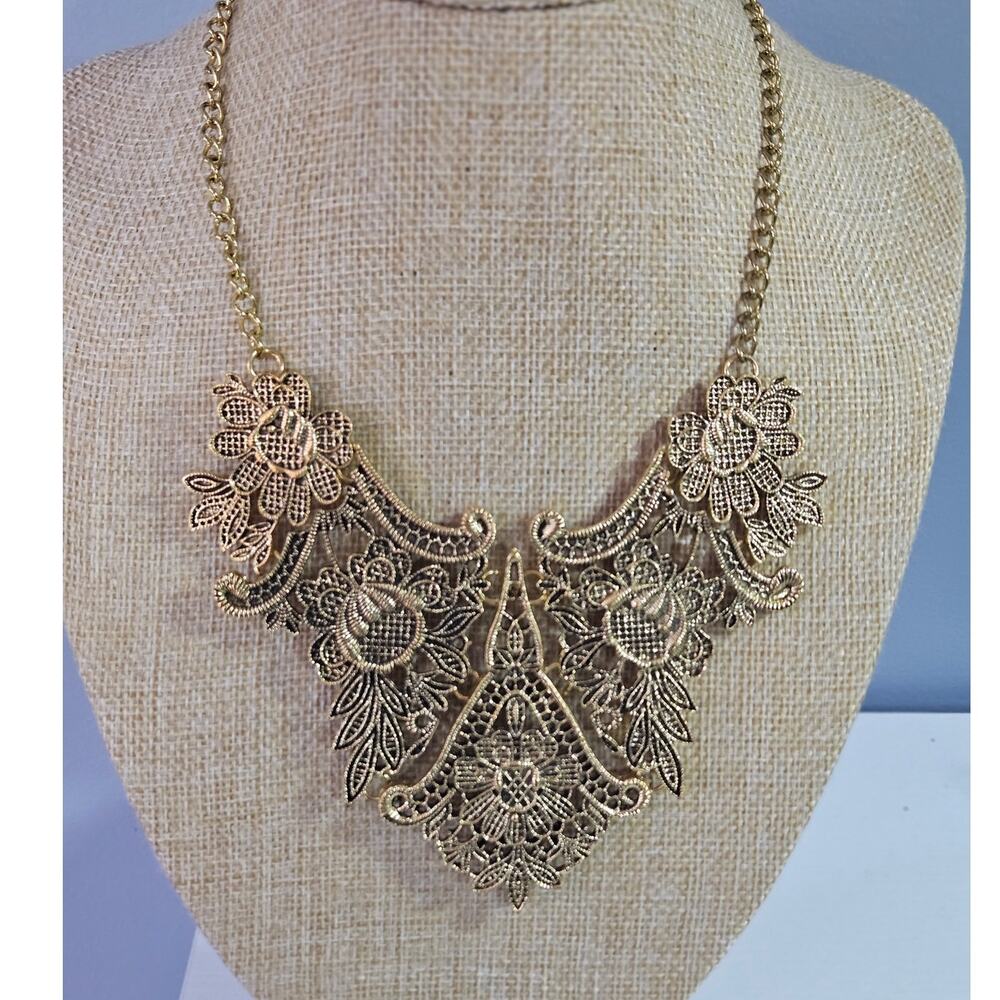 Boutique Retro Vintage-Style Gold-Tone Delicate Filigree Collar / Bib Necklace